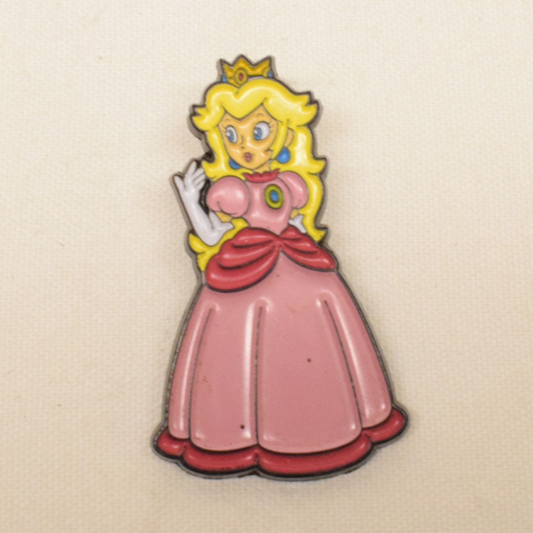 Lot de quatre figurines et un gros pin's univers Mario Nintendo Bon état - Vue 5 - 